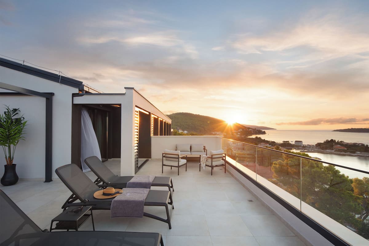Luxury suite with sea view balcony and private whirlpool | Terassi/patio