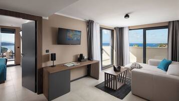 Luxury suite with sea view balcony and private whirlpool | Living area | TV