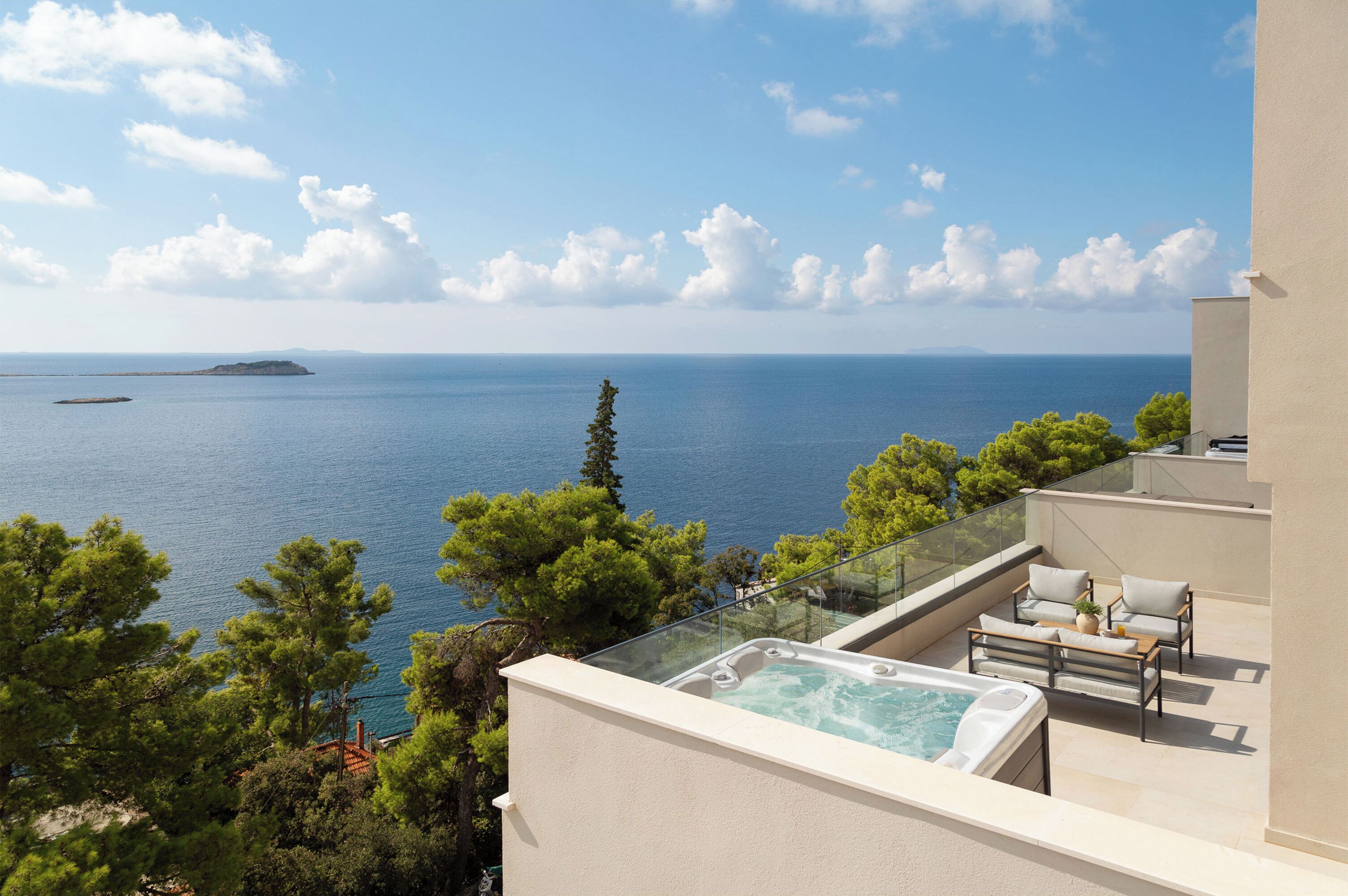 Superior suite with sea view balcony and private whirlpool | Terrace/patio