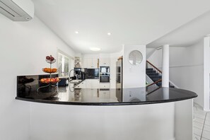 Réfrigérateur, four à micro-ondes, un four, surface de cuisson