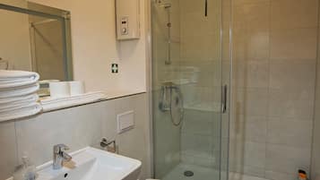 Douche, sĂšche-cheveux, serviettes fournies, savon