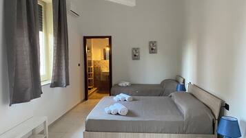 Camera Tripla F3 | Una scrivania, postazione laptop, tende oscuranti, insonorizzazione