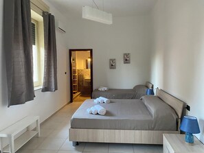 Camera Tripla F3 | Skrivebord, skrivebord for bærbar PC, blendingsgardiner og lydisolert