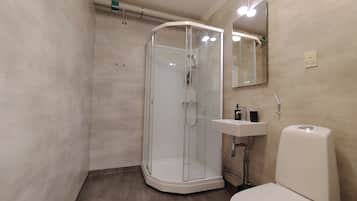 Basic Double Room | Bathroom