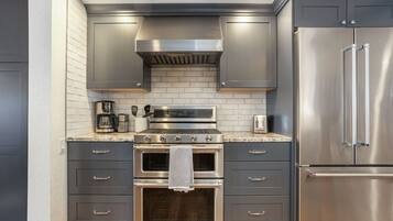 KĂŒhlschrank, Mikrowelle, Ofen, Herdplatte