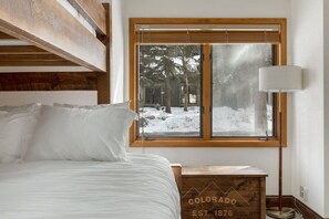 4 室のベッドルーム、デスク、アイロン / アイロン台、旅行用ベビーベッド