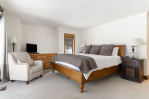 4 chambres, bureau, fer et planche à repasser, lit parapluie