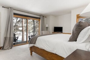 4 bedrooms, desk, iron/ironing board, travel cot