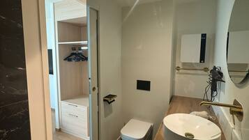 Dusche, Haartrockner, HandtĂŒcher, Seife