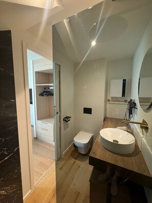 Douche, sèche-cheveux, serviettes fournies, savon