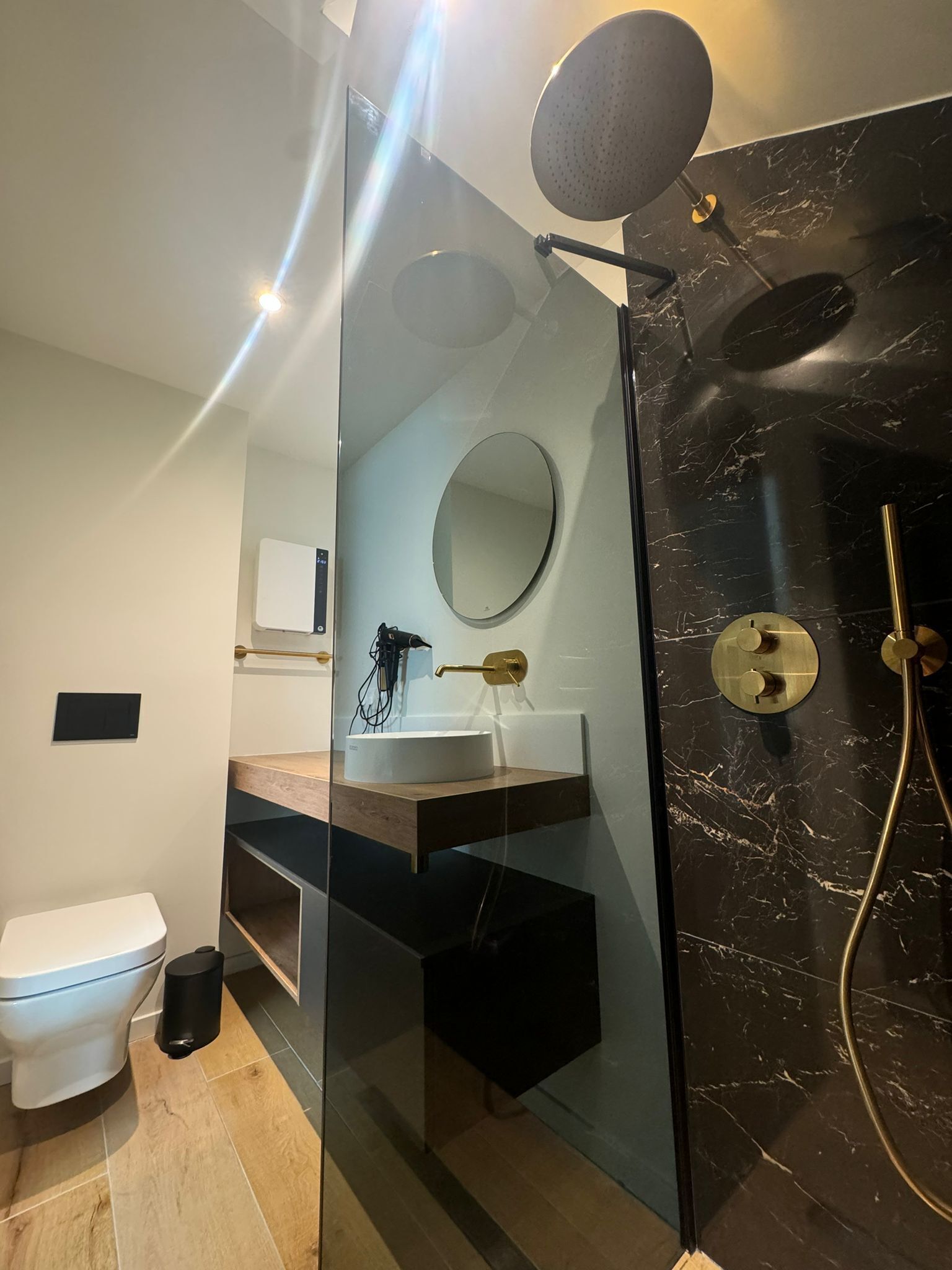 Een douche, een haardroger, handdoeken, zeep