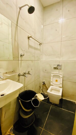 Chambre Double Deluxe | Salle de bain | Douche, articles de toilette gratuits, chaussons, serviettes fournies