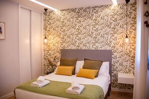1 chambre, fer et planche à repasser