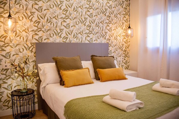 1 habitación y tabla de planchar con plancha 