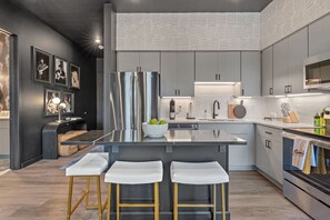 冷蔵庫、電子レンジ、オーブン、コンロ