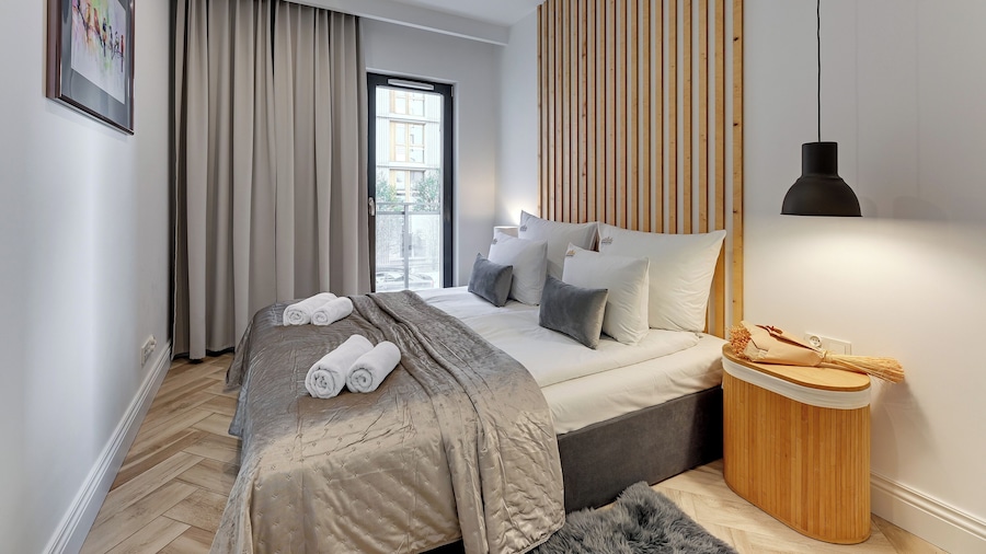 Aura III & Parking by Downtown Apartments