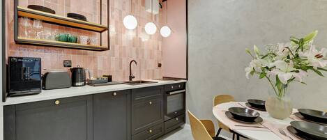 Apartamento de diseño | Cocina básica privada | Frigorífico, cafetera o tetera, hervidor eléctrico y trona infantil