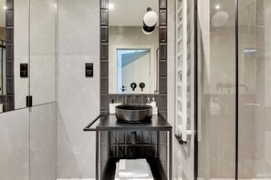 City Apartment | Bathroom | Free toiletries, hair dryer, towels, soap - Aura III & Parking by Downtown Apartments (Gdansk)
