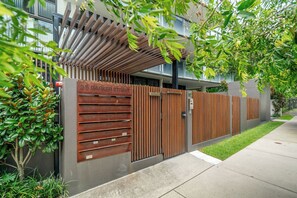 Property grounds - Modern Oasis in New Farm l Walk to River and Cafes (New Farm)
