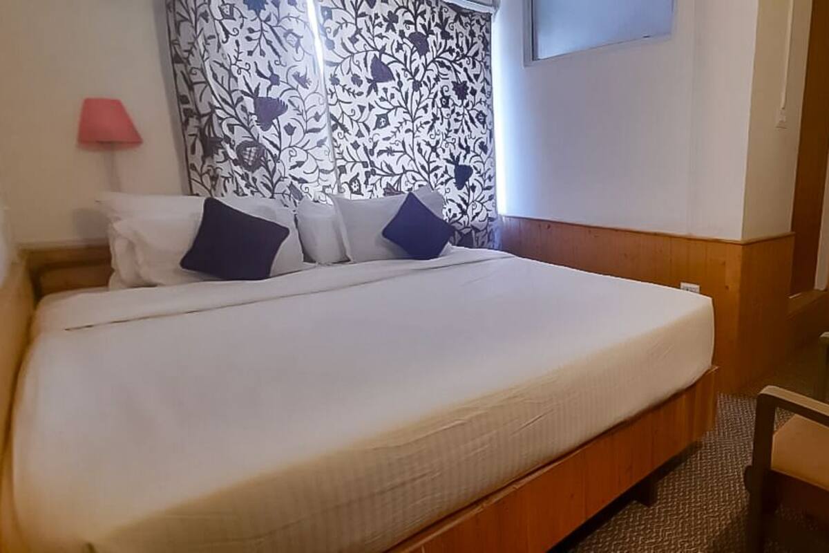 Deluxe Double Room | In-room dining