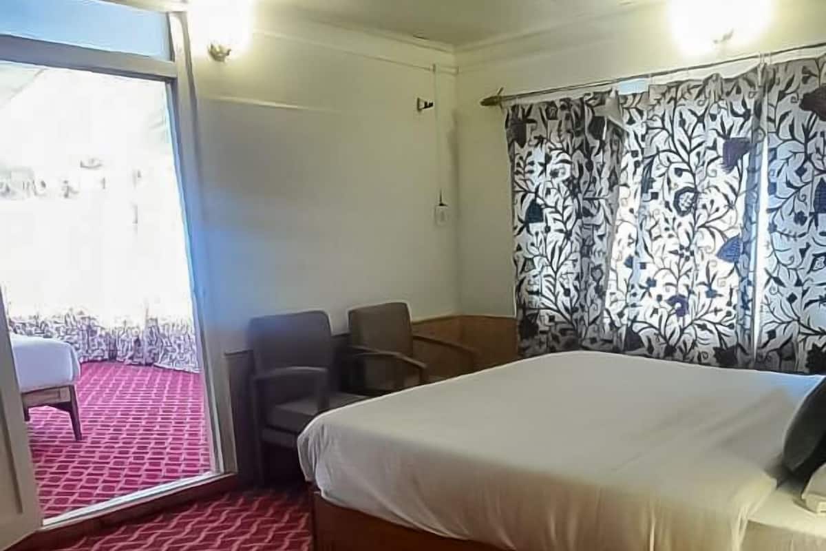 Family Double Room Single Use | In-room dining