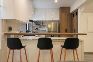 Réfrigérateur, micro-ondes, four, plaque de cuisson