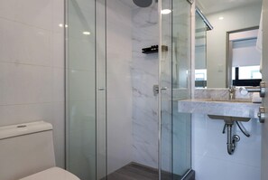 Suihku, hiustenkuivaaja, pyyhkeet