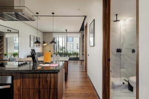 Douche, sèche-cheveux, serviettes fournies