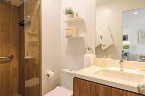 Chuveiro, secador de cabelo, toalhas de banho 