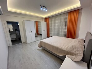 4 bedrooms, iron/ironing board, WiFi, bed sheets