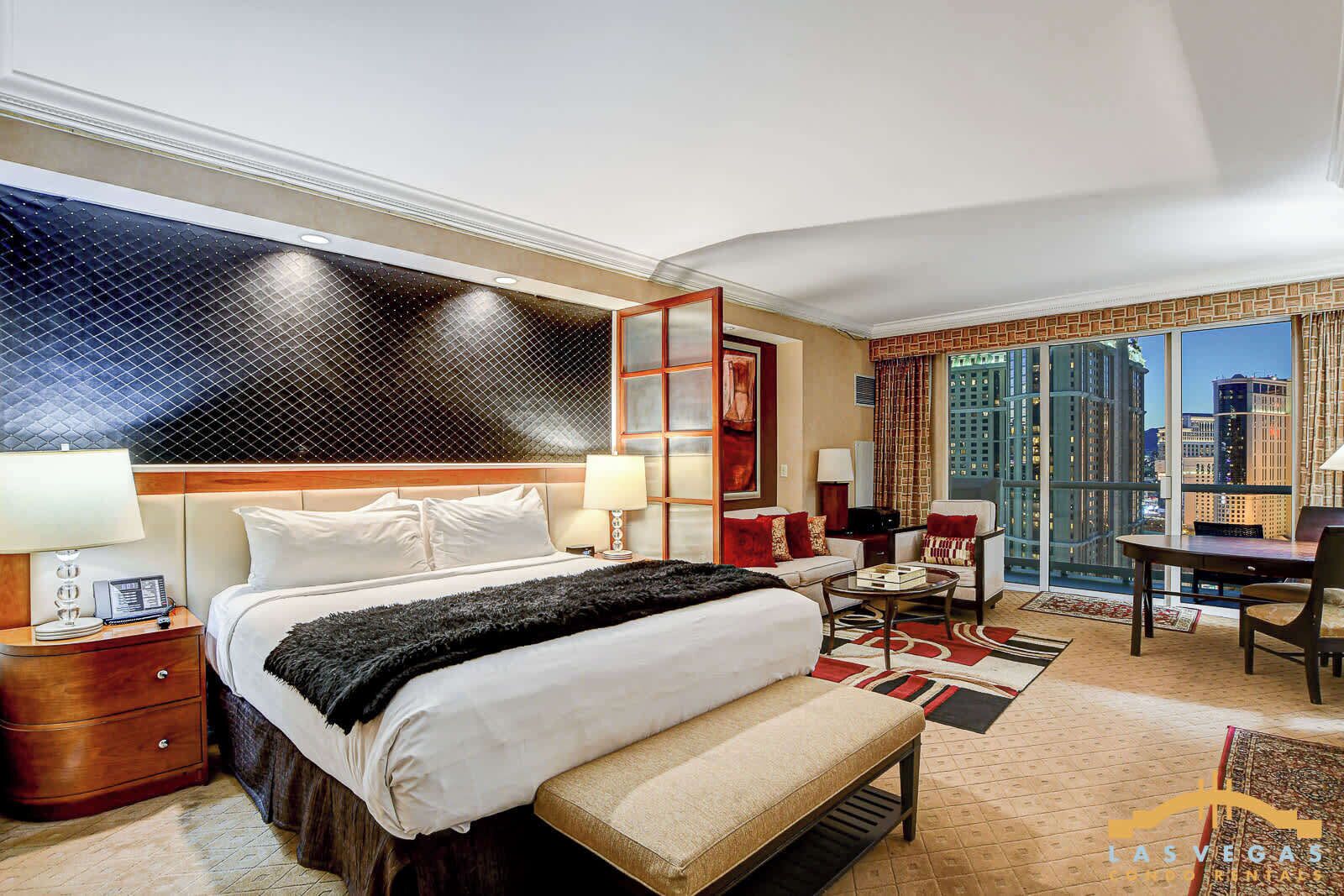 Een bureau, een strijkplank/strijkijzer, wifi, beddengoed