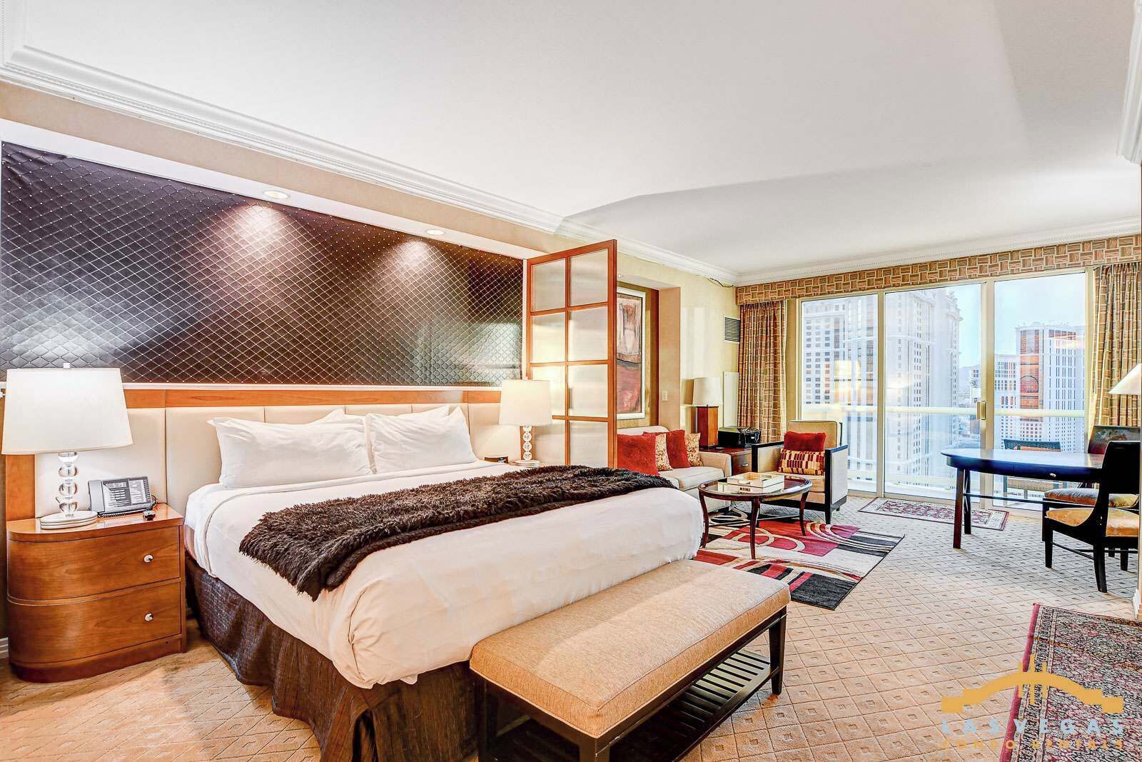 Een strijkplank/strijkijzer, wifi, beddengoed