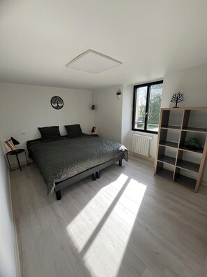 5 bedrooms, WiFi, bed sheets - 14 person vacation home with pool and spa 17 minutes from the beach (Tréméven)