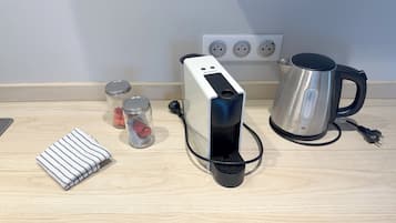 Lemari es kecil, microwave, kompor, dan mesin espresso