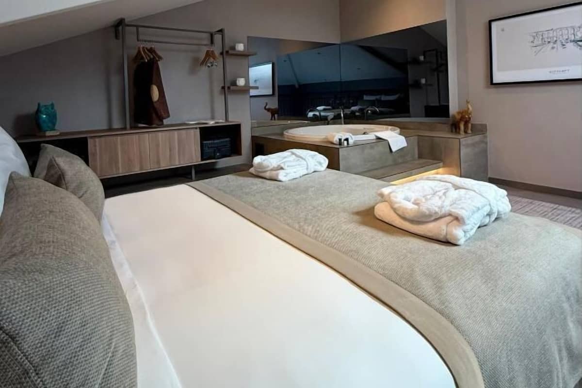 Premium bedding, laptop workspace, free cribs/infant beds, free WiFi