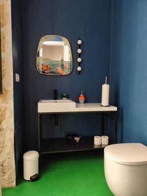 Sèche-cheveux, serviettes fournies, savon, papier toilette