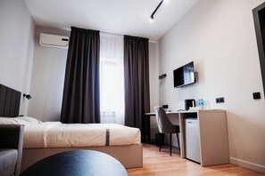 1 habitación, caja de seguridad en la habitación y escritorio