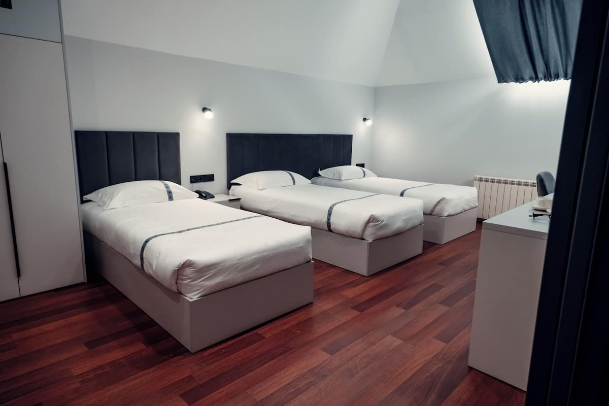 Family Triple Room | 1 bilik tidur, peti besi dalam bilik, meja, langsir/tirai gelap terus