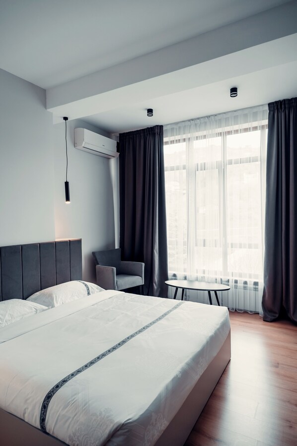 舒适双人房 | 客房内保险箱、办公桌、遮光窗帘、隔音