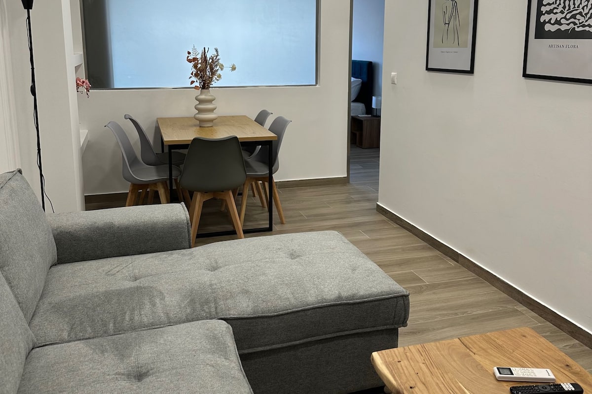 4 bedrooms, desk, soundproofing