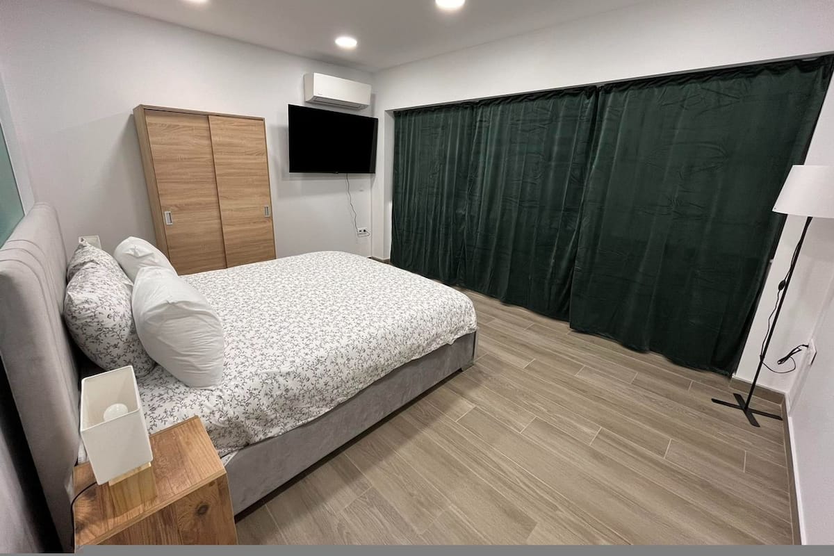 บ้านพัก | 4 ห้องนอน, โต๊ะทำงาน, ห้องเก็บเสียง