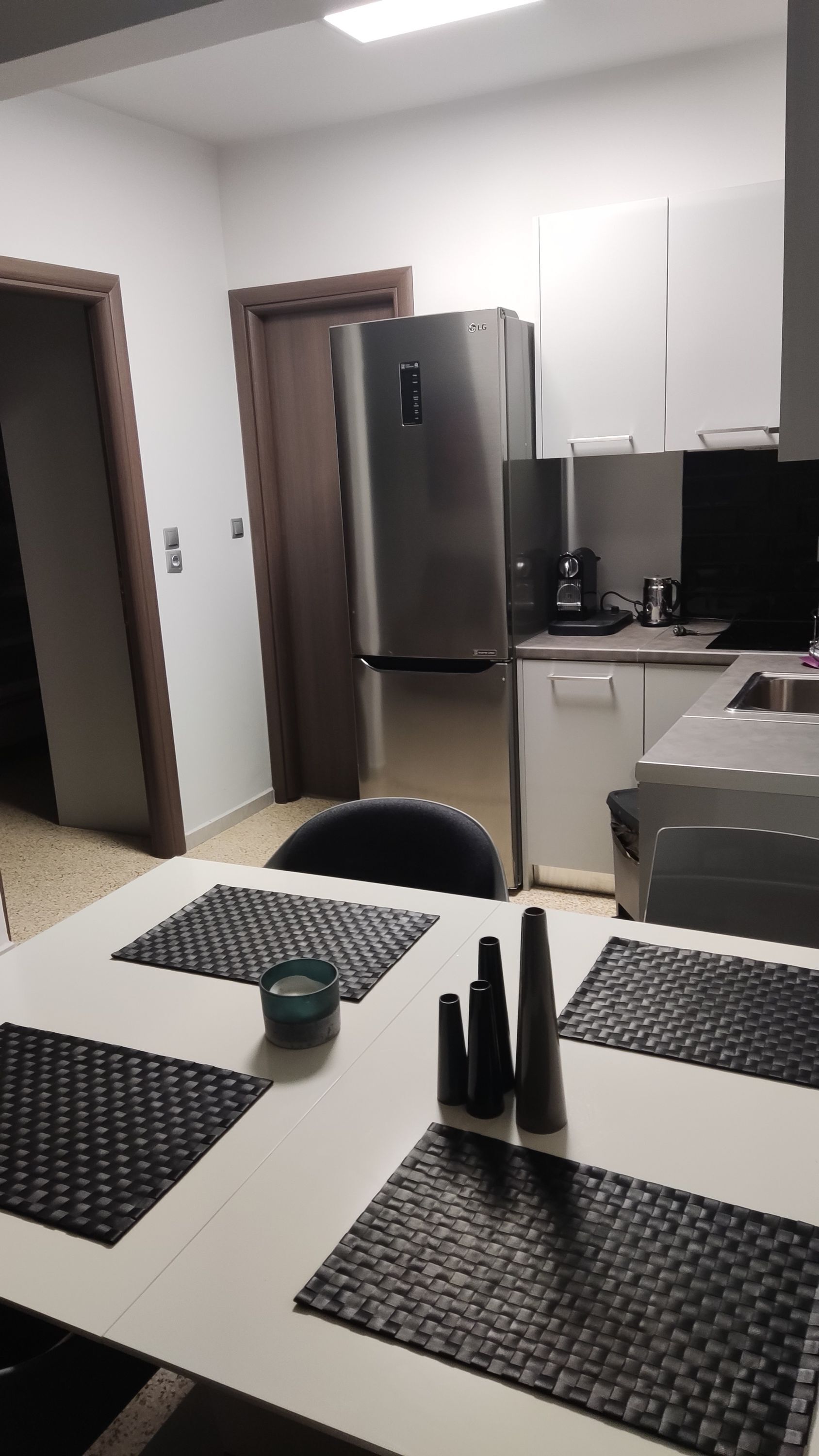 Apartamento | 2 quartos, escrivaninha, quartos à prova de som