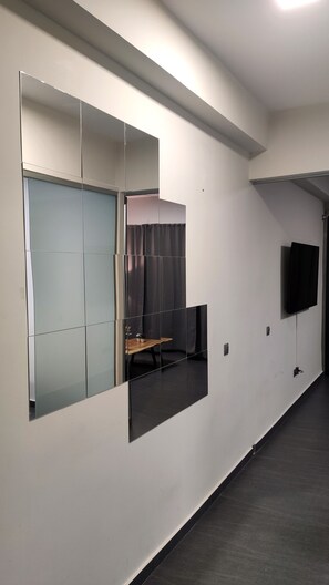 Apartment, Smoking | 3 bedrooms, desk