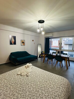 Apartment, Smoking | 3 bedrooms, desk