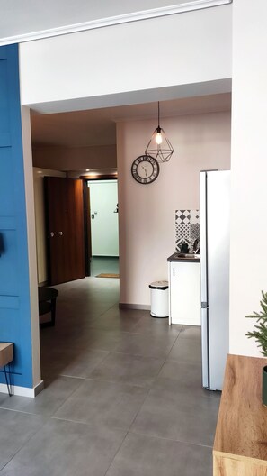 Apartment, Smoking | 3 bedrooms, desk