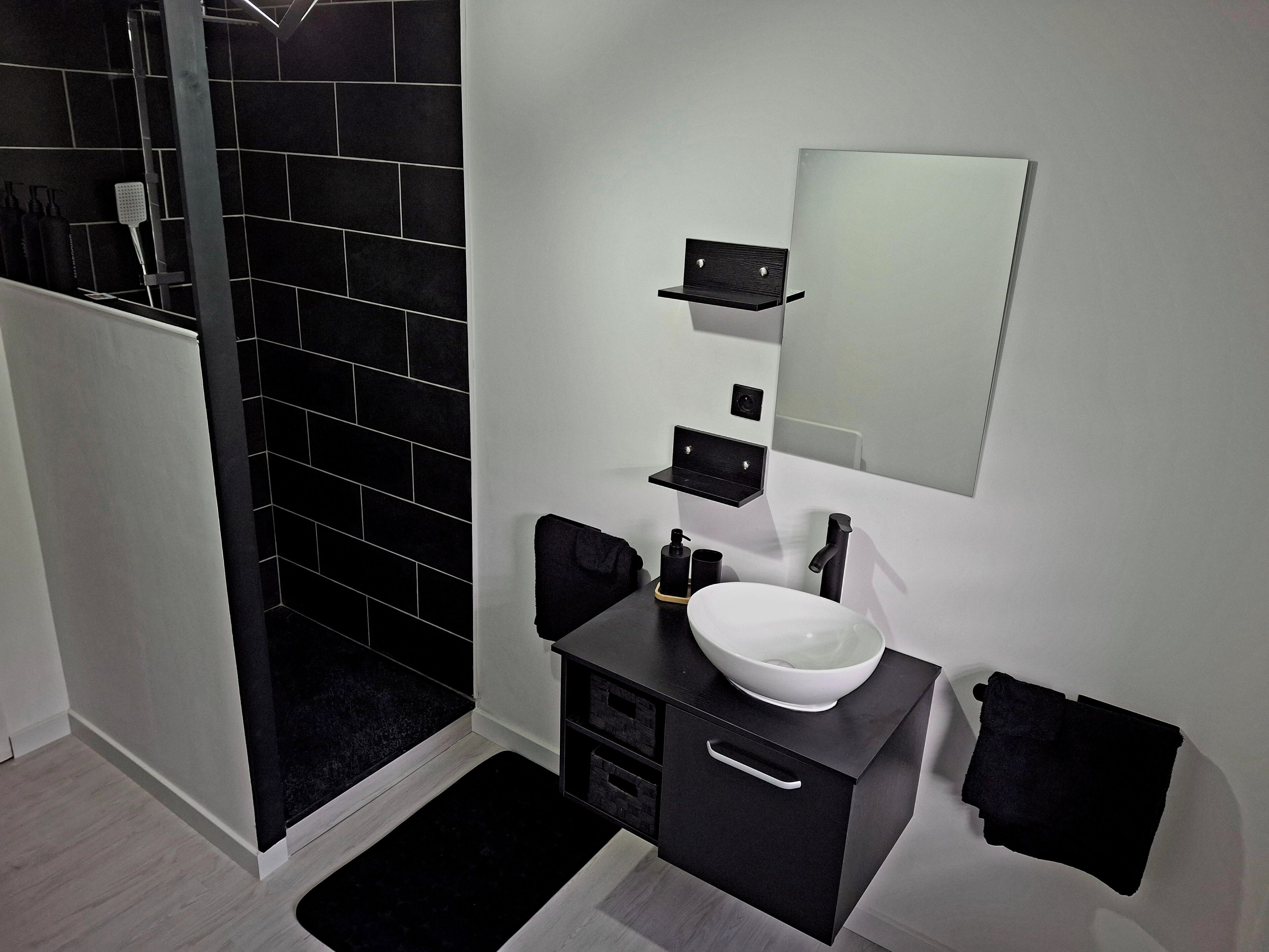 Douche, serviettes fournies, savon, papier toilette