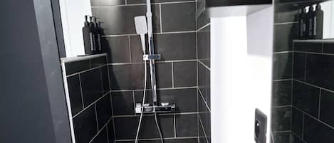 Douche, serviettes fournies, savon, papier toilette
