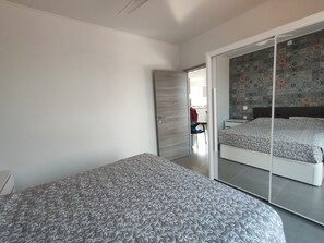 2 habitaciones, tabla de planchar con plancha y cuna de viaje 