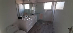 Dusj, hårføner, håndklær og såpe
