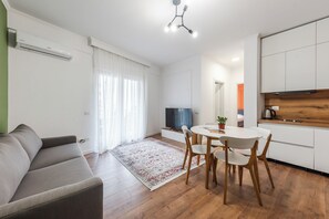 Appartamento Comfort, balcone, vista città | Area soggiorno